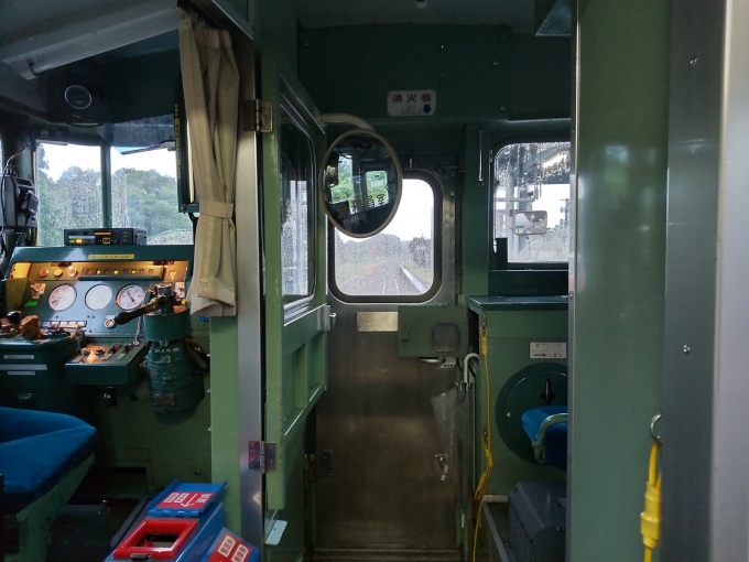 鉄道乗車記録の写真:車内設備、様子(9)        「窓が小さいから前面展望録りにくい」