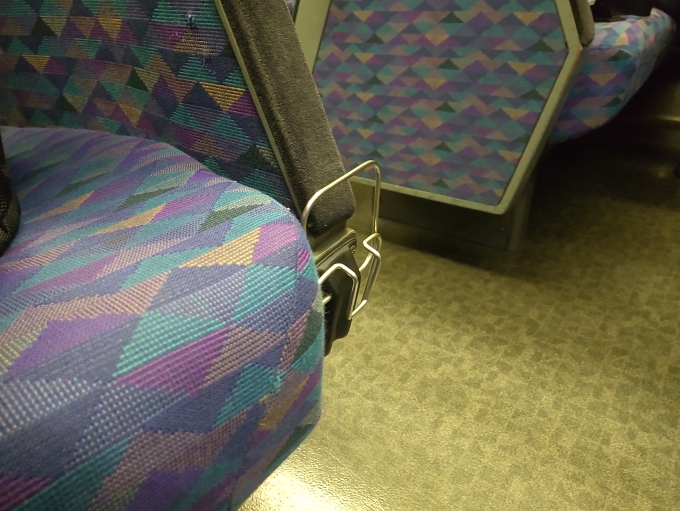 鉄道乗車記録の写真:車内設備、様子(2)     「自由席の一部座席にのみあるドリンクホルダー」