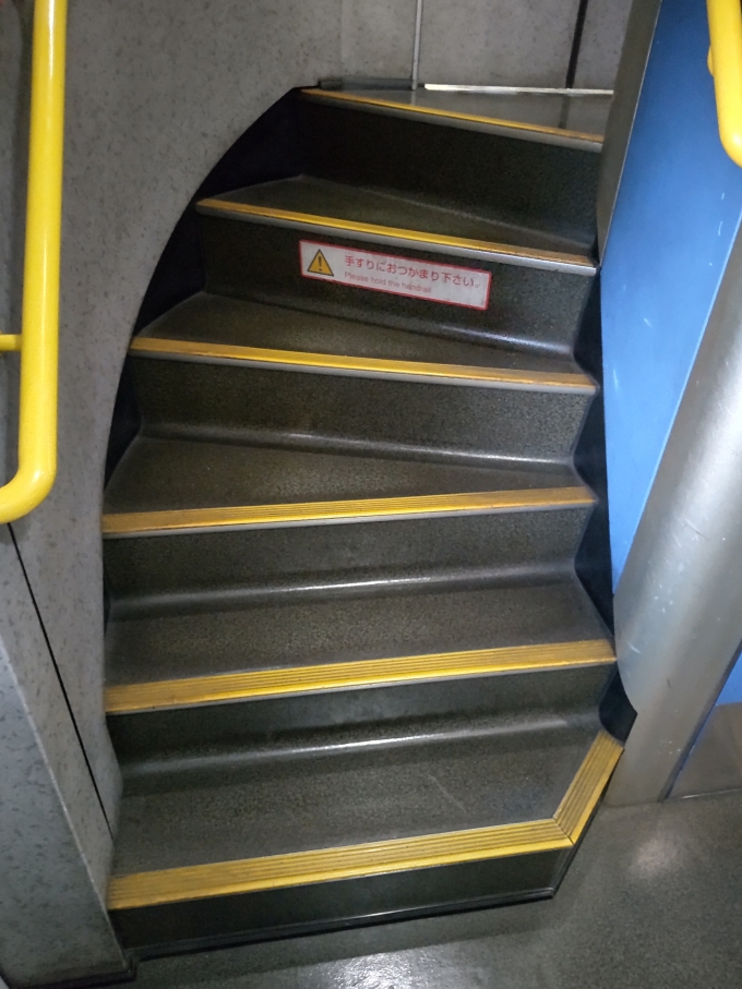鉄道乗車記録の写真:車内設備、様子(3)        「2階へいく階段」