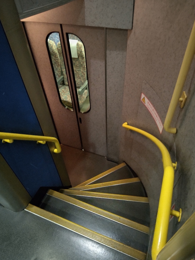 鉄道乗車記録の写真:車内設備、様子(4)        「1階へいく階段」