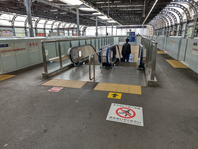 鉄道乗車記録の写真:駅舎・駅施設、様子(2)        「「埼玉県エスカレーターの安全な利用の促進に関する条例」に伴う注意喚起ステッカー」