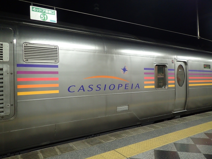 鉄道乗車記録の写真:乗車した列車(外観)(1)        「カシオペアのロゴマーク。期待が高まりますね。」