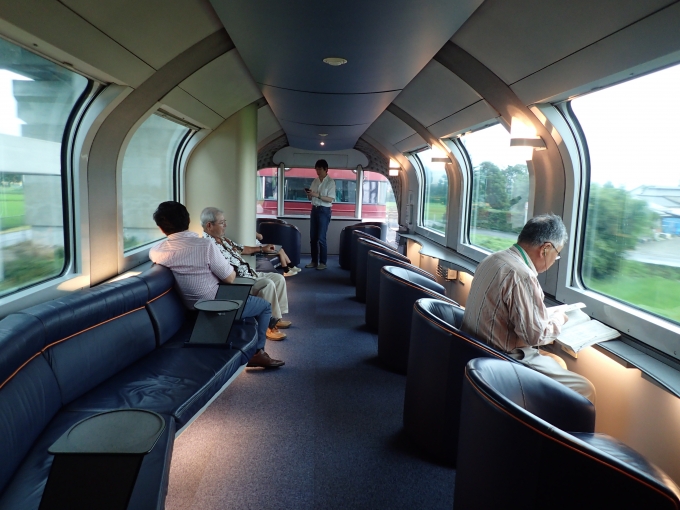 鉄道乗車記録の写真:車内設備、様子(3)        「12号車のラウンジカー。開放的な空間が魅力。」