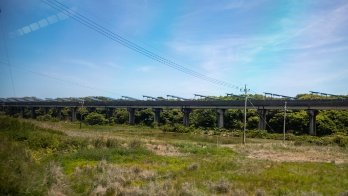鉄道乗車記録の写真:車窓・風景(69)        「実験線の末端のほうは既に使われていないのか、ソーラーパネルが並べられています。」