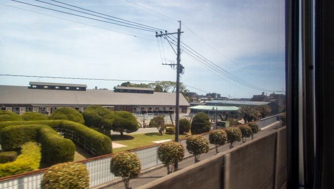 鉄道乗車記録の写真:車窓・風景(71)        「宮崎の手前にある見慣れない建物は競走馬の育成牧場。」