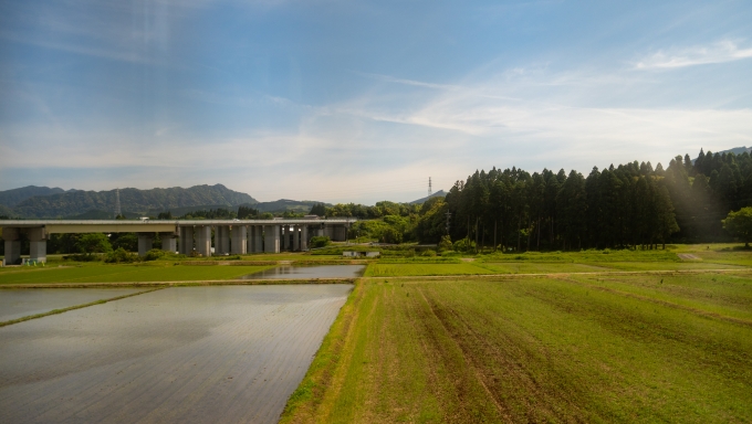 鉄道乗車記録の写真:車窓・風景(6)        「宮崎を出ると日豊本線は大隅半島の付け根あたりを横断。しばらくの間宮崎自動車道と並走します。」