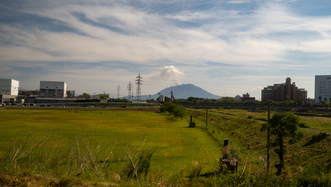 鉄道乗車記録の写真:車窓・風景(14)        「この辺りから噴煙を上げる桜島の雄大な姿が車窓に映ります」