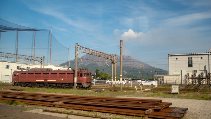 鉄道乗車記録の写真:車窓・風景(22)        「みんな大好きEF81
桜島をバックに」