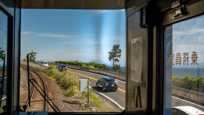 鉄道乗車記録の写真:車窓・風景(4)        「ちらちらと桜島が姿を現してきます。」
