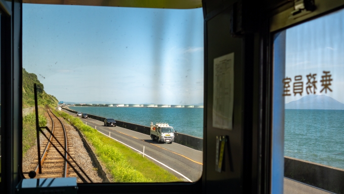 鉄道乗車記録の写真:車窓・風景(6)        「鹿児島湾の向こうに桜島を望みながら進んで行くと前方に巨大な石油基地が現れます。」