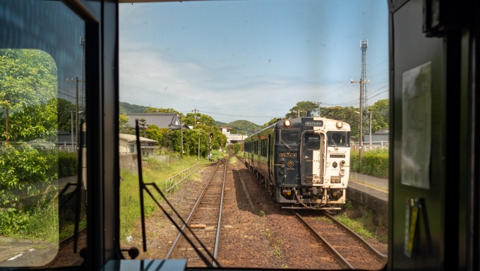 鉄道乗車記録の写真:列車・車両の様子(未乗車)(13)        「五位野駅では「指宿のたまて箱」と交換。」