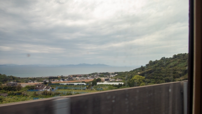 鉄道乗車記録の写真:車窓・風景(4)        「新八代まではトンネルばかりですが、出水を過ぎた辺りでは　みかん畑と八代海を望むことができます。」