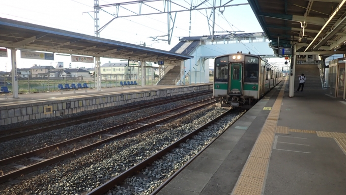 鉄道乗車記録の写真:乗車した列車(外観)(3)        「やって来たのは仙台色の701系。
E531系のイメージが強い常磐線の普通列車ですが、原ノ町以北は701系が担います。」