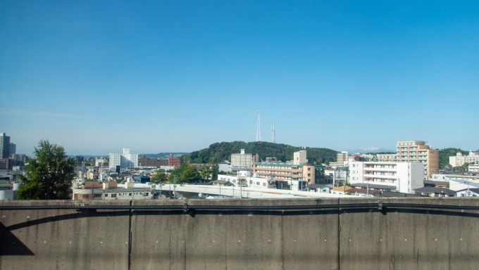 鉄道乗車記録の写真:車窓・風景(5)        「遠くにまだ雪が残る蔵王連峰を望みながら仙台を出発します。」