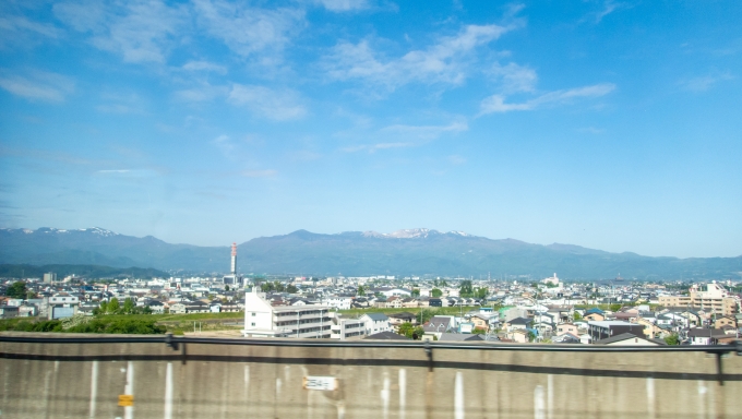 鉄道乗車記録の写真:車窓・風景(8)        「福島の街と残雪が消えかかっている吾妻連峰」