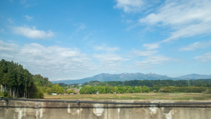 鉄道乗車記録の写真:車窓・風景(9)        「安達太良山と茅葺屋根。
高村光太郎の妻智恵子曰く、この空が彼女にとっての「ほんとの空」」