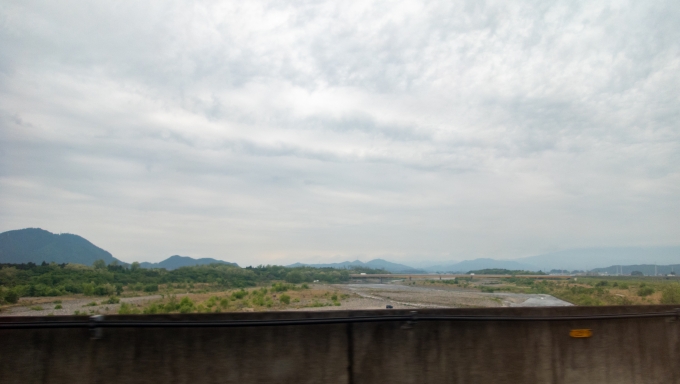 鉄道乗車記録の写真:車窓・風景(10)        「鬼怒川を渡ります。
晴れていれば奥に日光連山が望めます。」