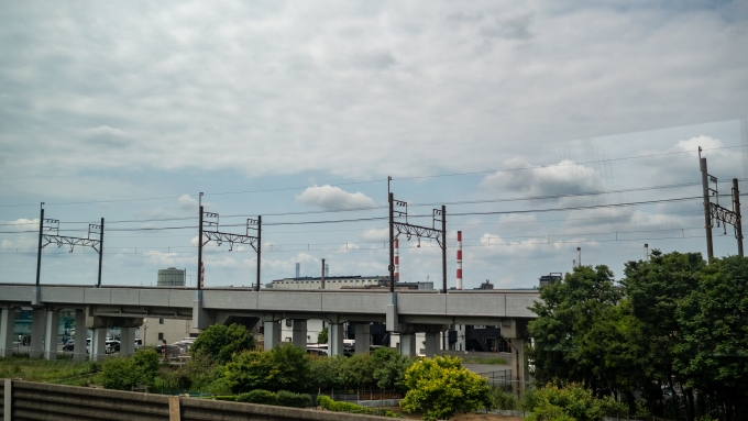 鉄道乗車記録の写真:車窓・風景(10)        「千葉を過ぎて東京湾に近づくとコンビナートの煙突やタンクが目に入ってきます。
並行しているのは京成千原線。」