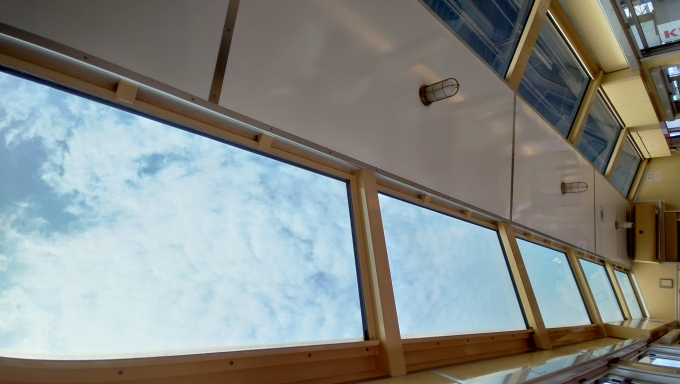 鉄道乗車記録の写真:車内設備、様子(3)        「天井もガラスが多用されていて開放的な作りになっています。」