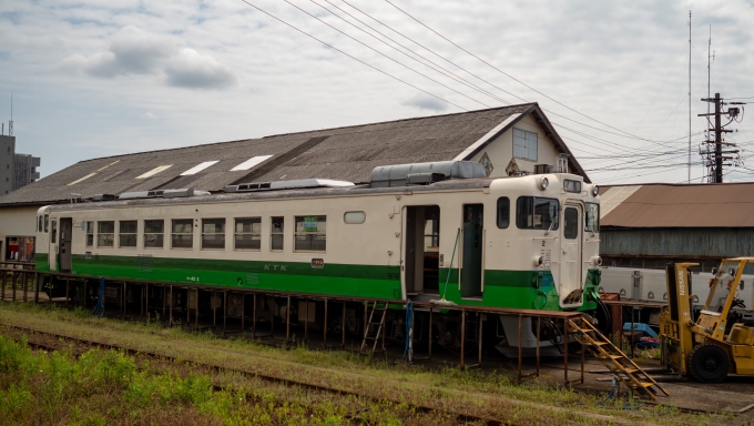 鉄道乗車記録の写真:列車・車両の様子(未乗車)(6)        「車庫の脇にもJR東北色のままのキハ40が。
この車輛も只見線でほんの少し乗って以来の再会です。」