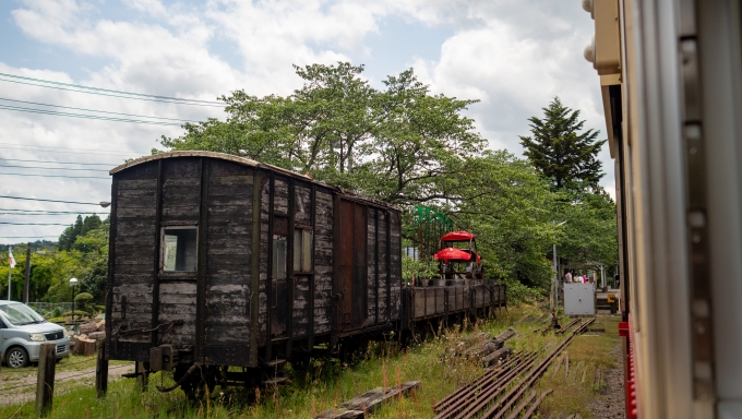 鉄道乗車記録の写真:駅舎・駅施設、様子(18)        「里見駅に古い木造の貨車が留置されていました。
調べてみたところ、大正時代に造られた貴重な車輛とのこと。」
