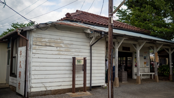 鉄道乗車記録の写真:駅舎・駅施設、様子(19)        「里見駅でも長めの停車時間が設けられているので駅の外に出てみます。
木造の駅舎は国の登録有形文化財となっています。」