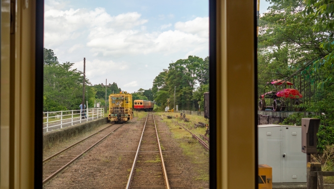 鉄道乗車記録の写真:駅舎・駅施設、様子(23)        「上り列車が五井へ向けて走り去っていきます。
駅長さんが上り列車から受け取ったスタフをこちらの運転士が預かってから出発になります。」