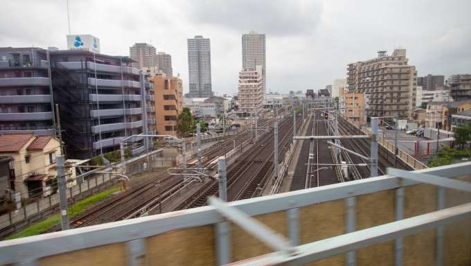 鉄道乗車記録の写真:車窓・風景(11)        「左から東京メトロ日比谷線、つくばエクスプレス、常磐線、3路線まとめて渡ります。線路の先には隅田川を渡るトラス橋が見えます。」