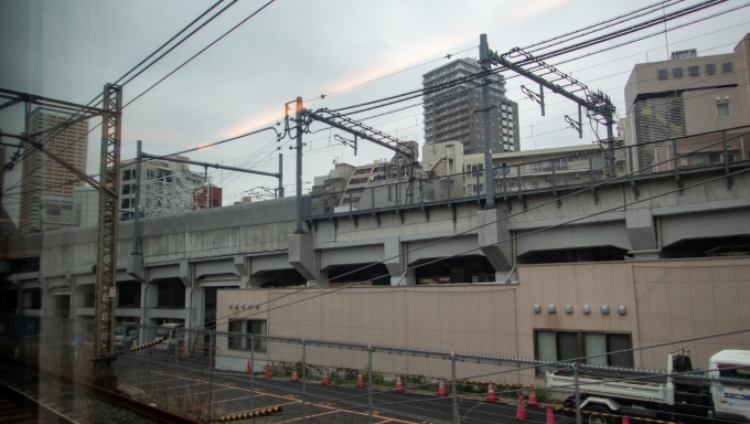 鉄道乗車記録の写真:車窓・風景(5)        「先ほど通った京成本線の高架。日暮里駅方面へ勾配があるのがわかります。」