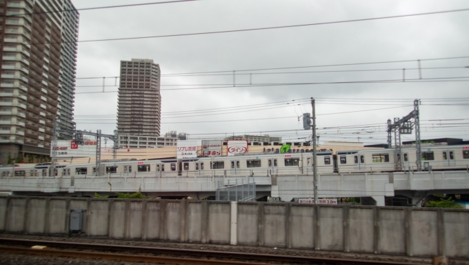 鉄道乗車記録の写真:車窓・風景(6)        「並走するのは東京メトロ日比谷線。
この先でつくばエクスプレス線が地下から上がって来て3路線並走します。」