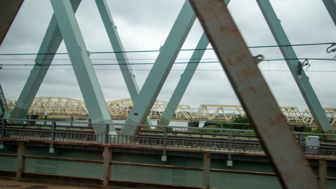 鉄道乗車記録の写真:車窓・風景(7)        「荒川を渡る橋梁。
目の前がつくばエクスプレス、奥のクリーム色の橋が日比谷線が直通している東武伊勢崎線の複々線。」