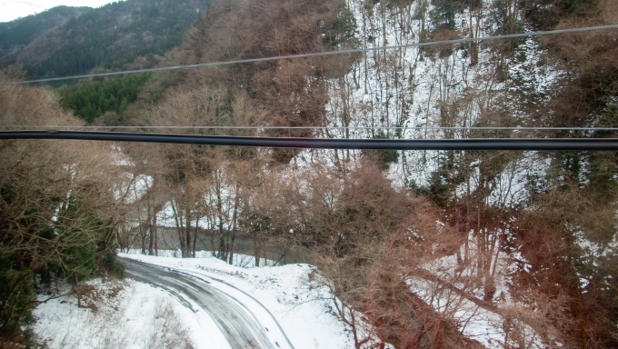 鉄道乗車記録の写真:車窓・風景(6)        「奥羽山脈の山塊を貫き県境と分水嶺を跨ぐ仙岩トンネルを抜けると、下り勾配となって川の流れも反転します。」