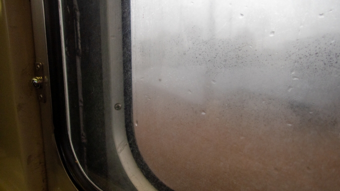 鉄道乗車記録の写真:車窓・風景(4)        「席選びで大失敗。
車端部のドア引込部分だったので、二重ガラスが曇ってしまい自席の窓からは何も見えないという事態になってしまいました。」