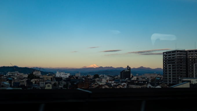 鉄道乗車記録の写真:車窓・風景(5)        「高崎辺りでは、山塊から頭一つ抜け出た浅間山の冬化粧姿を朝陽が染めていました。」
