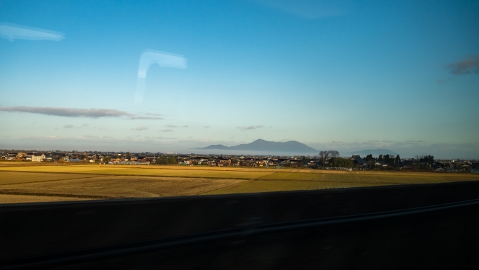 鉄道乗車記録の写真:車窓・風景(8)        「長岡から先は越後平野に出て、水田と弥彦山を眺めながら進んで行きます。
」