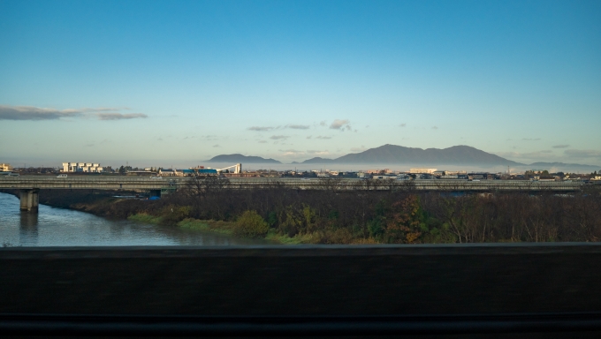 鉄道乗車記録の写真:車窓・風景(9)        「信濃川を渡ると、この先しばらくは信濃川より海側を進みます。」