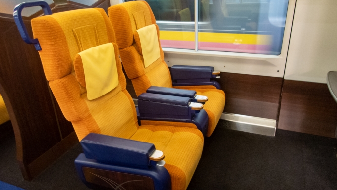 鉄道乗車記録の写真:車内設備、様子(5)        「特急いなほのグリーン席のシートピッチは何と1820mm。普通席の2列分の広さです。」