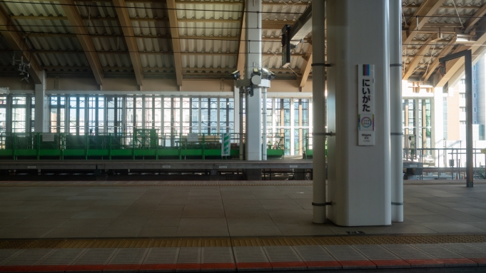 鉄道乗車記録の写真:車窓・風景(7)        「当時1番線の工事が続いていた新潟駅のホームを後にします。」