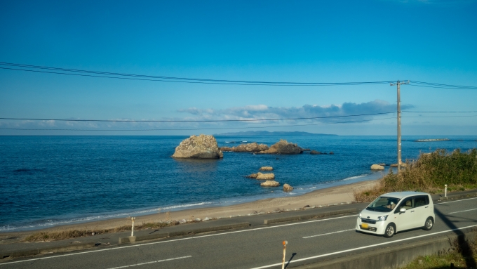 鉄道乗車記録の写真:車窓・風景(12)        「水平線の向こうに見える粟島(あわしま)」