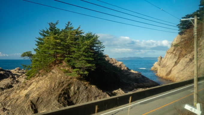 鉄道乗車記録の写真:車窓・風景(14)        「桑川-越後寒川の辺りが羽越本線の車窓のハイライトとなる「笹川流れ」
日本海の荒波が創りだした美しい海岸が続きます。」