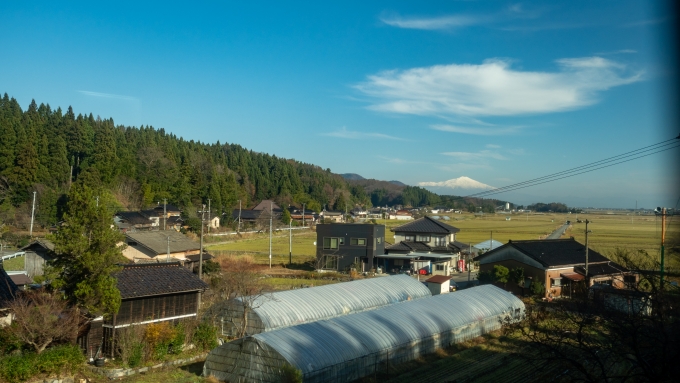 鉄道乗車記録の写真:車窓・風景(23)        「トンネルを抜けて庄内平野の端っこに出ると冬化粧の鳥海山が顔を出します。」