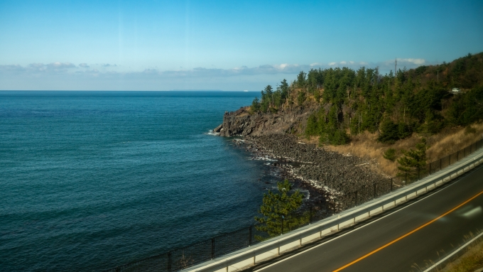 鉄道乗車記録の写真:車窓・風景(31)        「秋田へ向かうフェリーとかすかに見える飛島。」