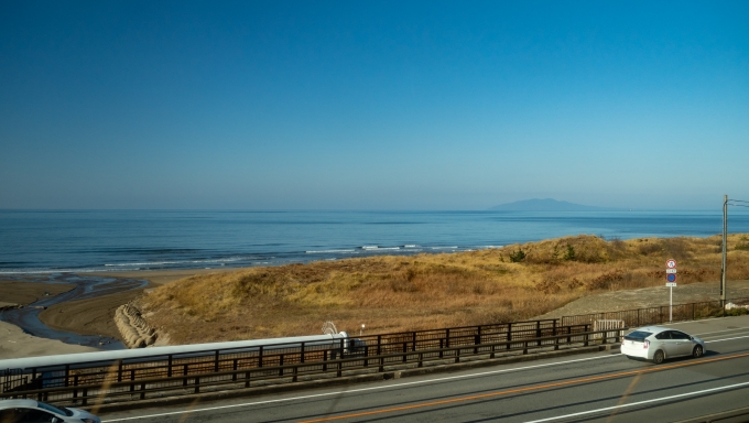 鉄道乗車記録の写真:車窓・風景(33)        「海の向こうには男鹿半島が見えてきます。」