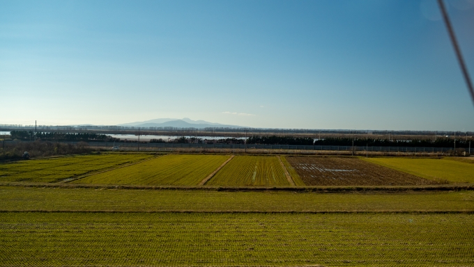 鉄道乗車記録の写真:車窓・風景(5)        「線路の高度が少し上がると、迫ってきた八郎潟の水面が見えてきます。」
