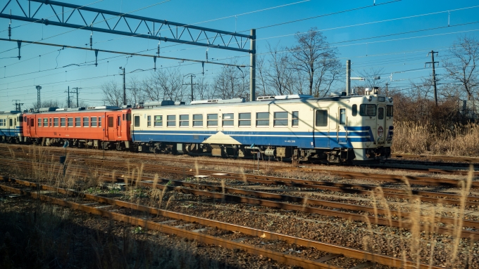 鉄道乗車記録の写真:列車・車両の様子(未乗車)(9)        「タラコ色を五能線色で挟んだキハ48 516+キハ40 522+不明の編成。
2021年3月で引退しましたが、「ありがとうキハ40・48形」のヘッドマークを掲げたままの姿で佇んでいました。」