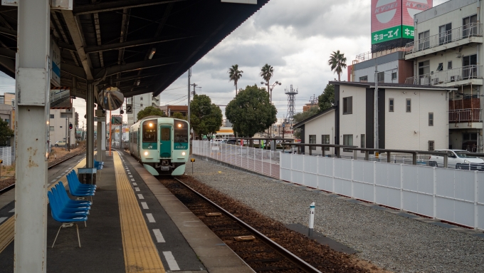 鉄道乗車記録の写真:乗車した列車(外観)(5)        「徳島方面から数人の乗客を乗せて1500形の気動車がやって来ました。
折返し徳島行きとなるのでこれに乗り込みます。」