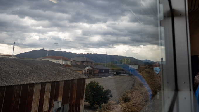 鉄道乗車記録の写真:車窓・風景(10)        「築堤を駆け上がって吉野川を渡ります。」