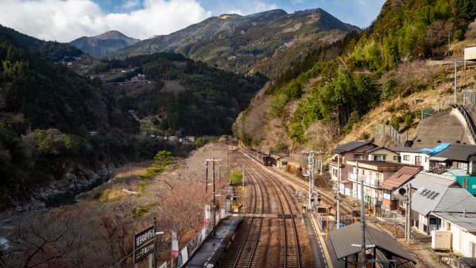 鉄道乗車記録の写真:駅舎・駅施設、様子(13)        「橋の上からの眺め。
岡山へ向かう列車が山間へ消えていきます。」