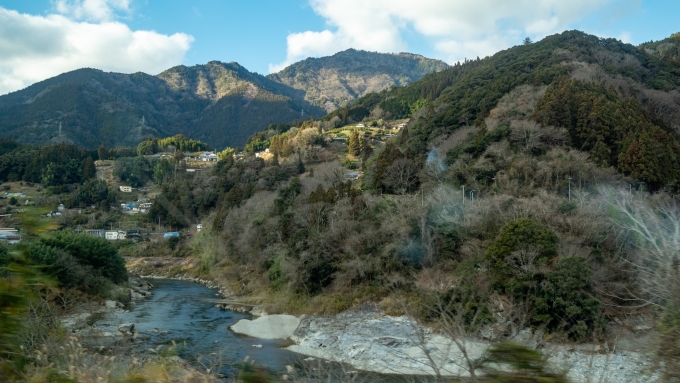 鉄道乗車記録の写真:車窓・風景(8)        「この少し先で、長らく並行していた吉野川と離れます。」