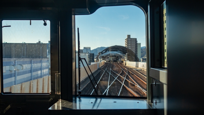 鉄道乗車記録の写真:車窓・風景(14)        「高架化されている高知駅のホームへ滑り込みます。」